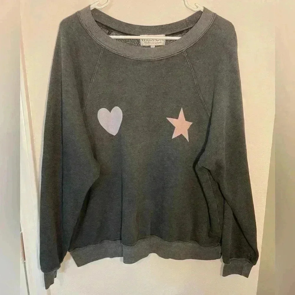 WILDFOX Gray Long Sleeve Crewneck Heart and Star Sweater Womens Size Large